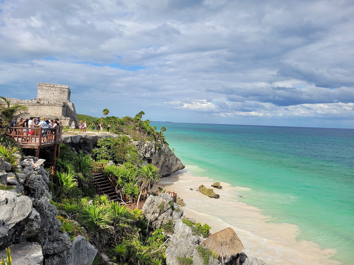Acantilado de Tulum con su mirador de madera sobre la playa