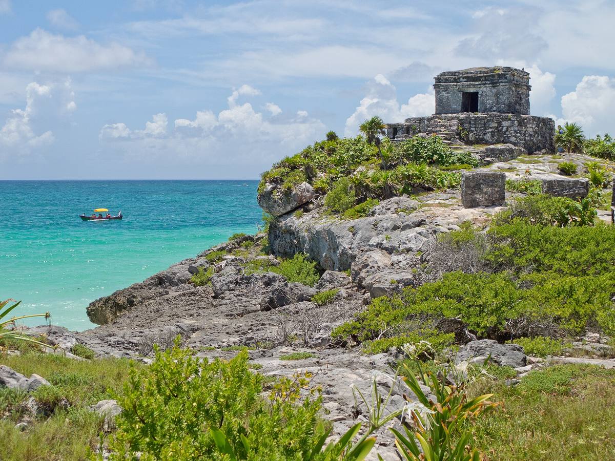 Templo del Dios del Viento sobre las rocas frente al Caribe, Tulum